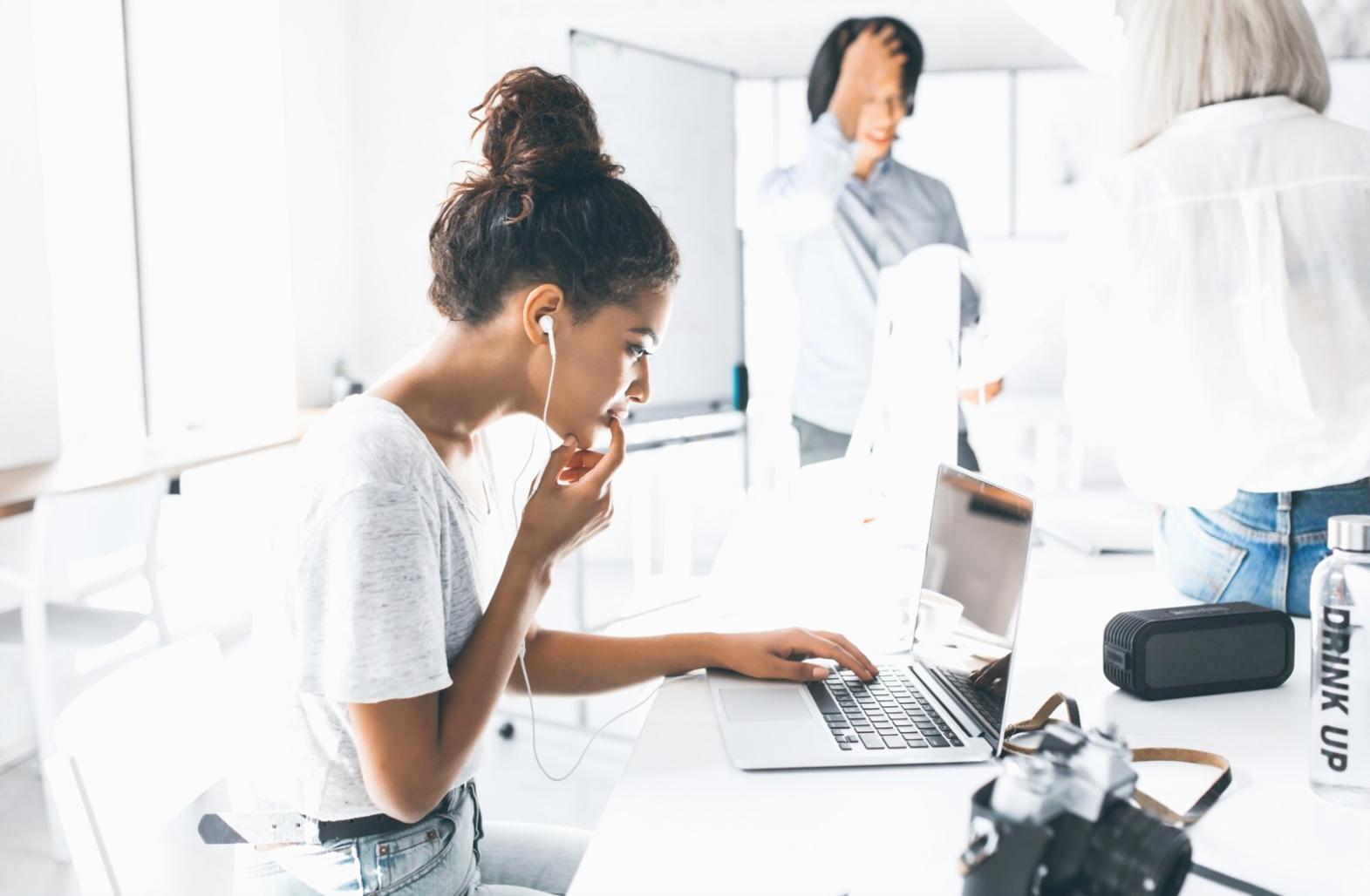 Bureau moderne avec équipe de consultants spécialisés en création d'entreprise